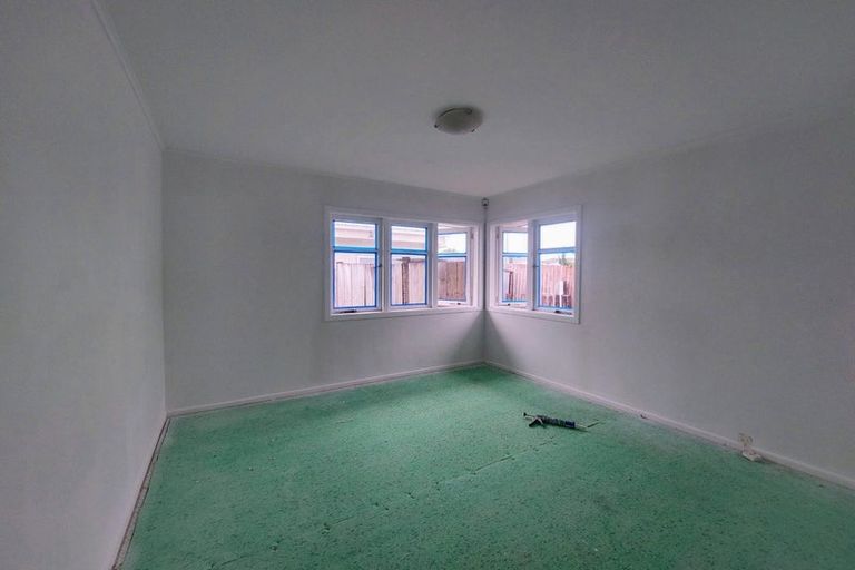 Photo of property in 1/9 Kirrie Avenue, Te Atatu South, Auckland, 0610