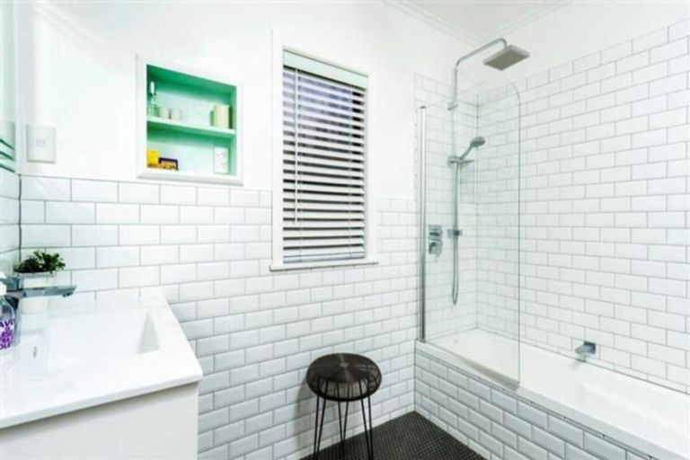 Photo of property in 33 Tui Glen Road, Birkenhead, Auckland, 0626