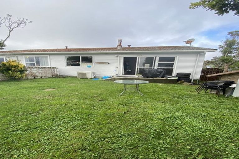 Photo of property in 18a Chetwode Grove, Newlands, Wellington, 6037