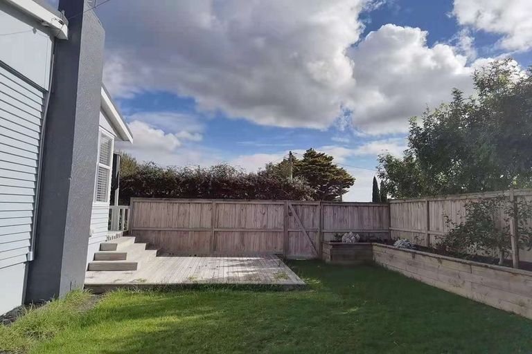 Photo of property in 4 Springbank Lane, Te Atatu Peninsula, Auckland, 0610
