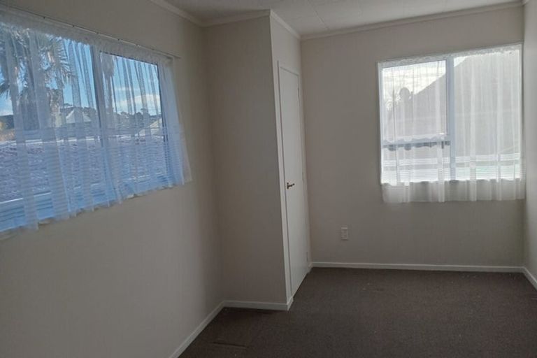 Photo of property in 40 Farquhar Road, Glendene, Auckland, 0602