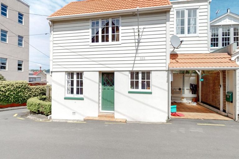 Photo of property in 17 Selwyn Terrace, Thorndon, Wellington, 6011