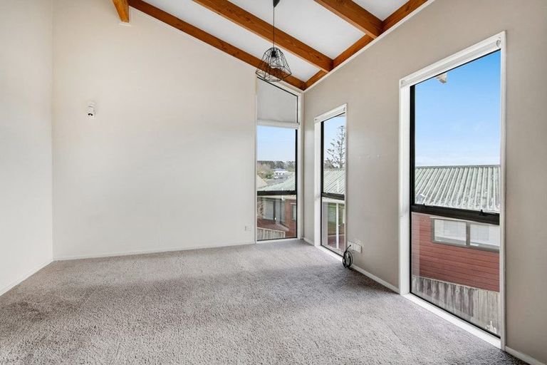 Photo of property in 10 Unsworth Drive, Unsworth Heights, Auckland, 0632