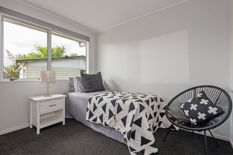 Photo of property in 32 Cumberland Place, Kelvin Grove, Palmerston North, 4414