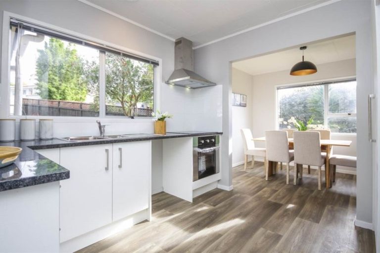 Photo of property in 8 Elizabeth Drive, West Harbour, Auckland, 0618