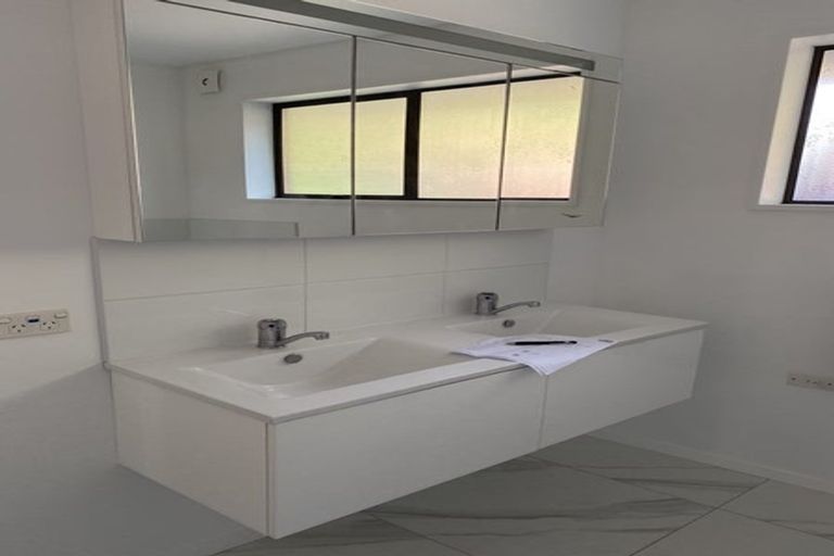 Photo of property in 20 Taupata Street, Redcliffs, Christchurch, 8081