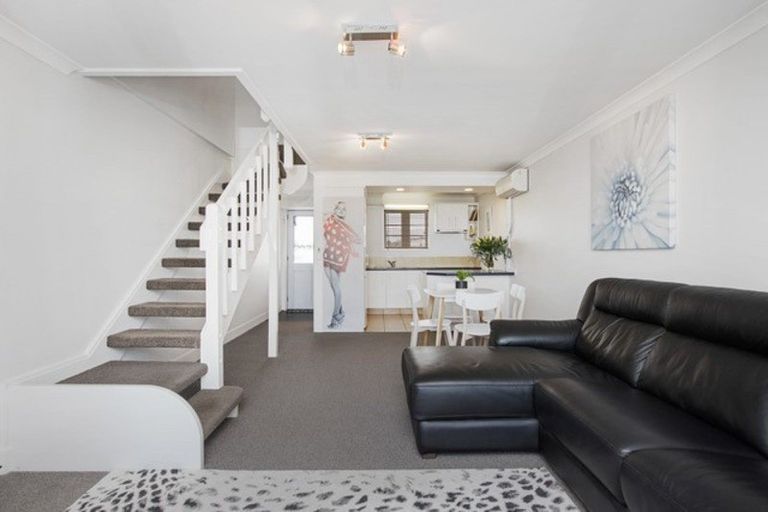 Photo of property in 245 Marine Parade, Napier South, Napier, 4110