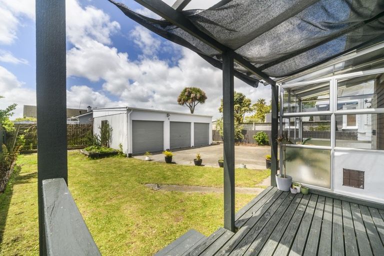 Photo of property in 15 Kowhai Avenue, Takaro, Palmerston North, 4410