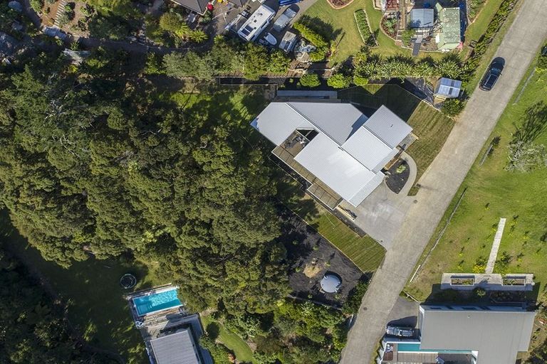 Photo of property in 299 Whangaparaoa Road, Red Beach, 0932