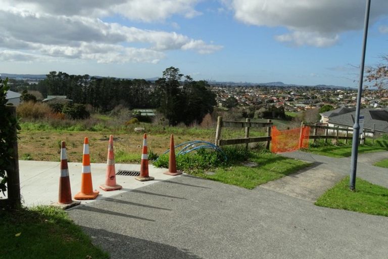 Photo of property in 85e Lake Panorama Drive, Henderson Valley, Auckland, 0614