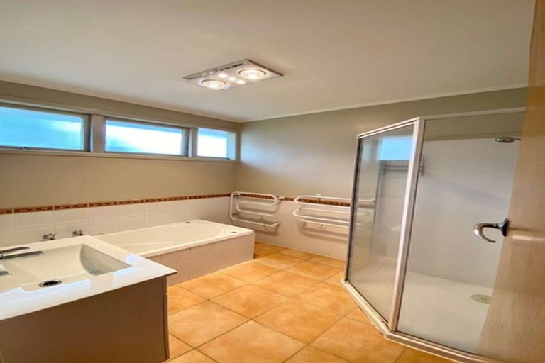 Photo of property in 35 Sunnyside Road, Sunnyvale, Auckland, 0612