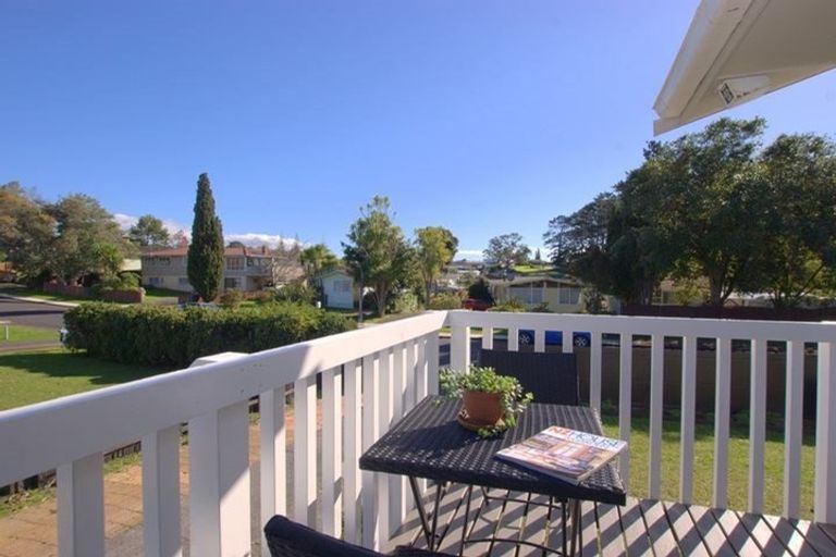 Photo of property in 9 Barnfield Place, Glendene, Auckland, 0602