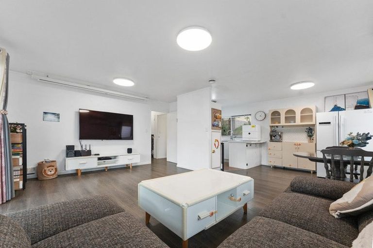 Photo of property in 33a Lilburn Crescent, Massey, Auckland, 0614
