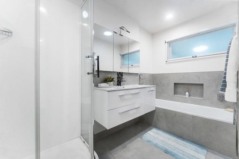 Photo of property in 2/40 James Evans Drive, Northcote, Auckland, 0627