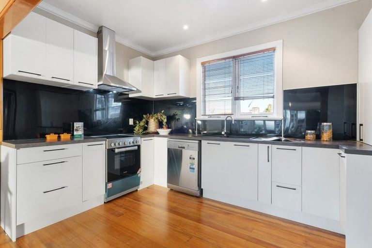 Photo of property in 55 Eastglen Road, Glen Eden, Auckland, 0602