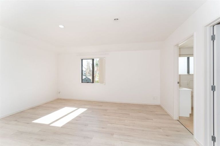 Photo of property in 5/2 Sunnydale Place, Oteha, Auckland, 0632