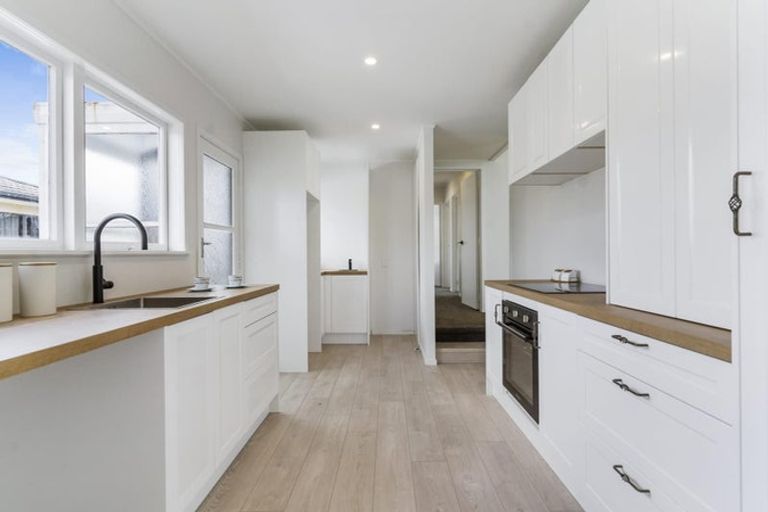 Photo of property in 116 Archibald Road, Kelston, Auckland, 0602