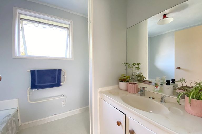 Photo of property in 37 Onedin Place, Titirangi, Auckland, 0604