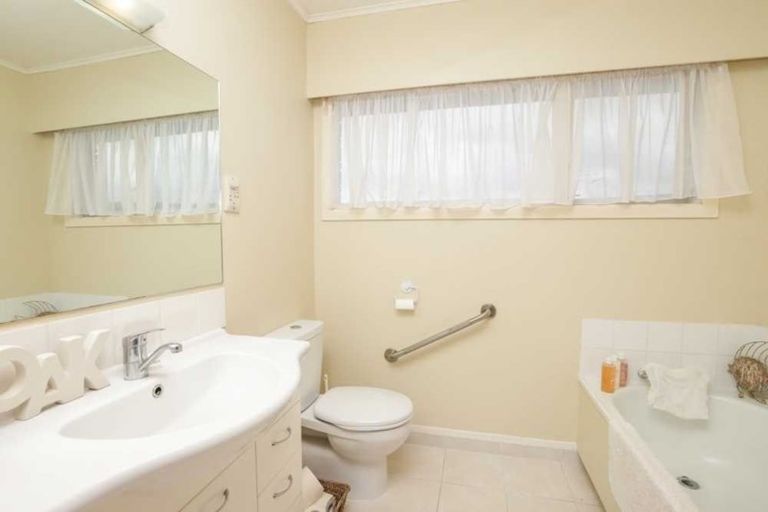 Photo of property in 2 Russleigh Drive, Dinsdale, Hamilton, 3204