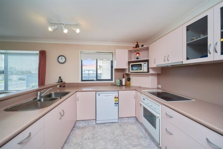 Photo of property in 1 Heather Lea, Hawera, 4610