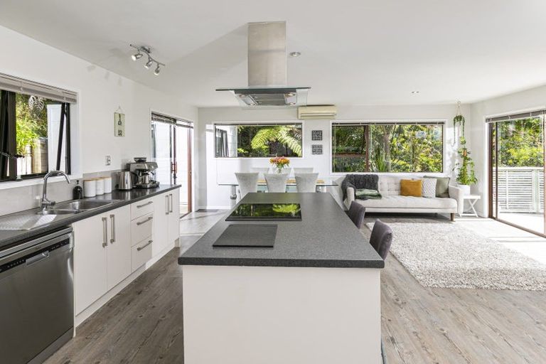 Photo of property in 5 Reynolds Place, Torbay, Auckland, 0630