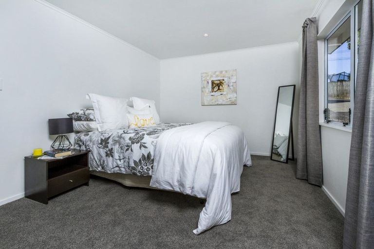 Photo of property in 2/266 Forrest Hill Road, Forrest Hill, Auckland, 0620