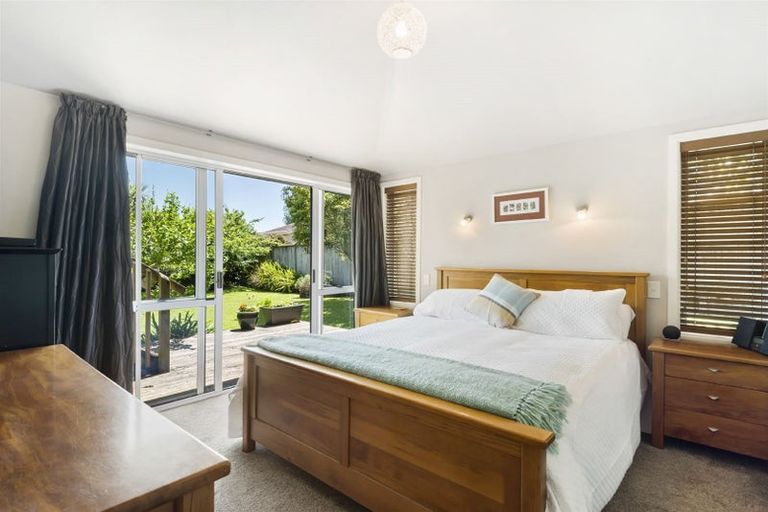 Photo of property in 2 Phillip Parade, Forrest Hill, Auckland, 0620
