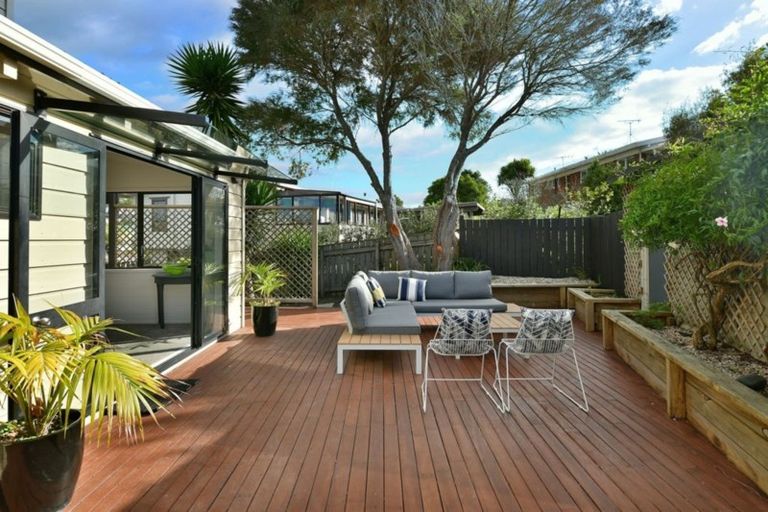 Photo of property in 16 Albatross Road, Red Beach, 0932