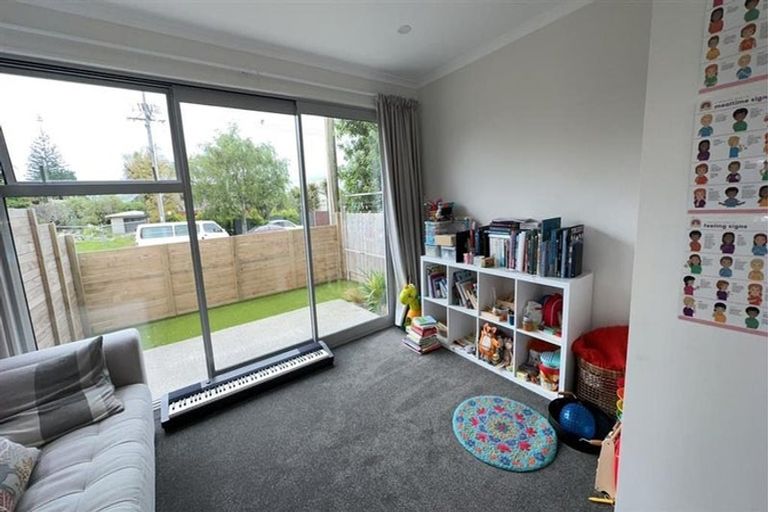 Photo of property in 28a Yeovil Road, Te Atatu Peninsula, Auckland, 0610