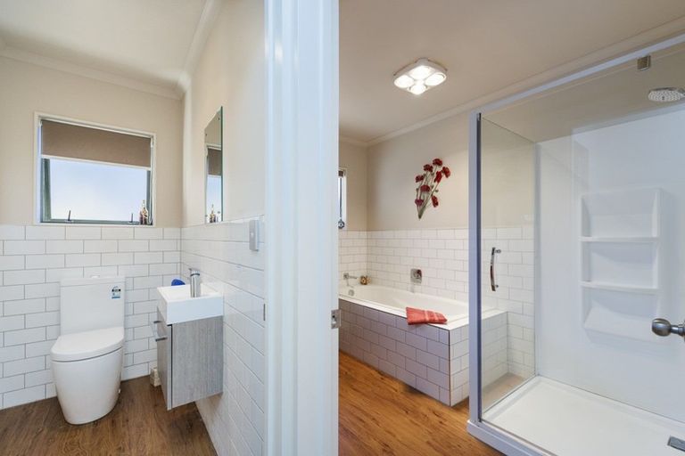 Photo of property in 15 Greenwood Place, Fitzherbert, Palmerston North, 4410