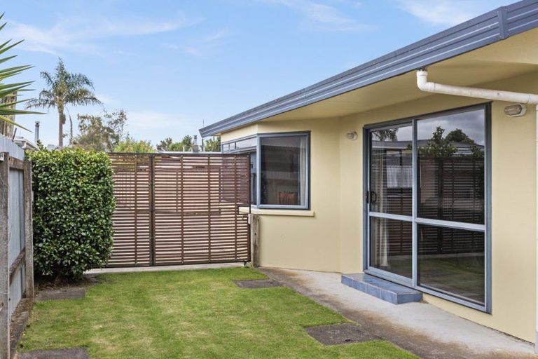 Photo of property in 15a Howard Road, Taradale, Napier, 4112