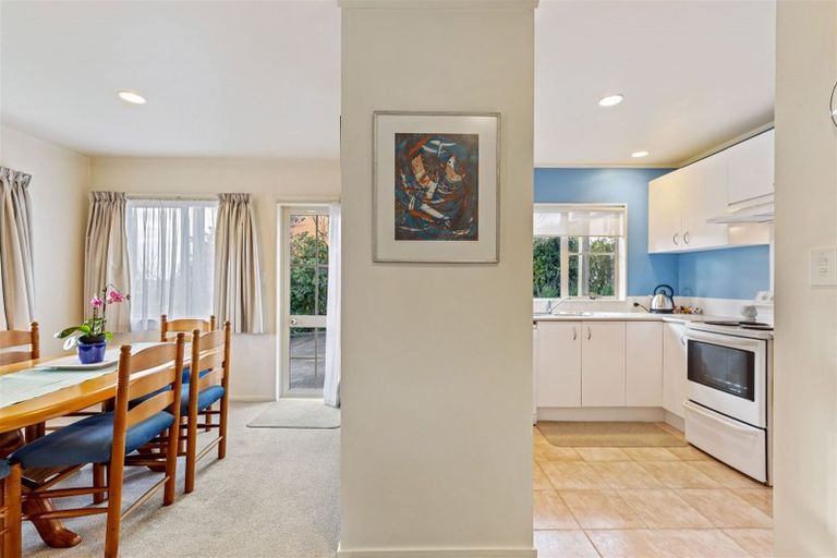 Photo of property in 2/30 Sunset Road, Unsworth Heights, Auckland, 0632