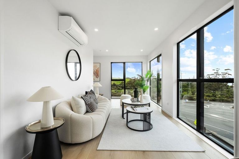 Photo of property in 1/1090 Beach Road, Torbay, Auckland, 0630