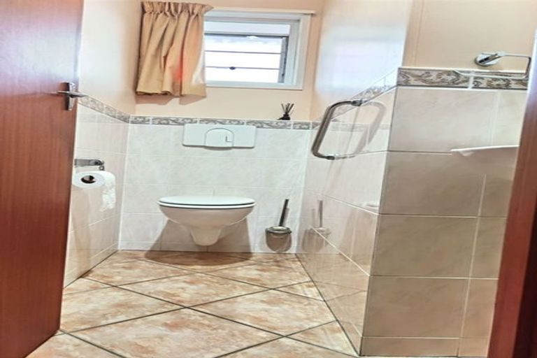 Photo of property in 67 Ravenwood Drive, Forrest Hill, Auckland, 0620