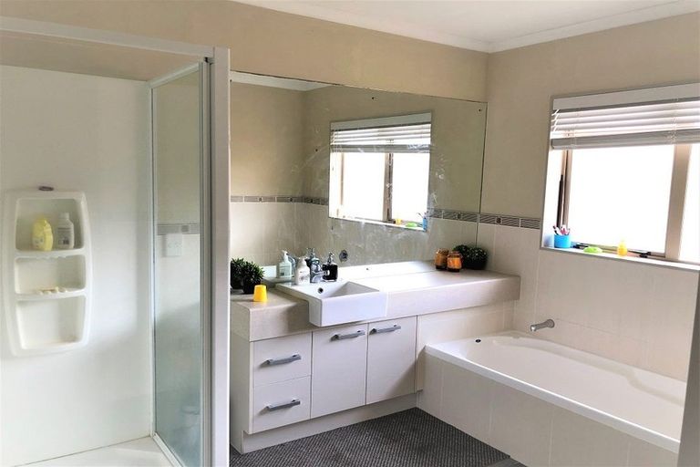 Photo of property in 20 Aberdeen Crescent, Wattle Downs, Auckland, 2103