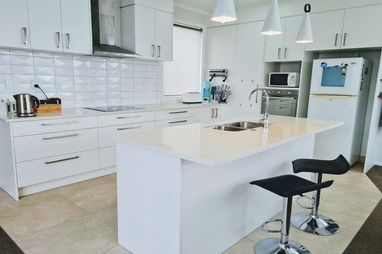 Photo of property in 23a Rena Place, West Harbour, Auckland, 0618