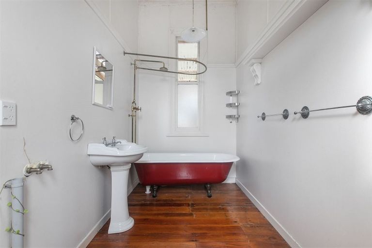 Photo of property in 82 View Road, Henderson, Auckland, 0612