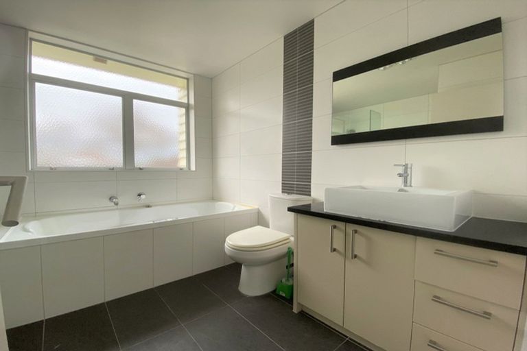Photo of property in 20a Eversleigh Road, Belmont, Auckland, 0622