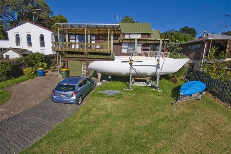 Photo of property in 13 Oaktree Avenue, Browns Bay, Auckland, 0630