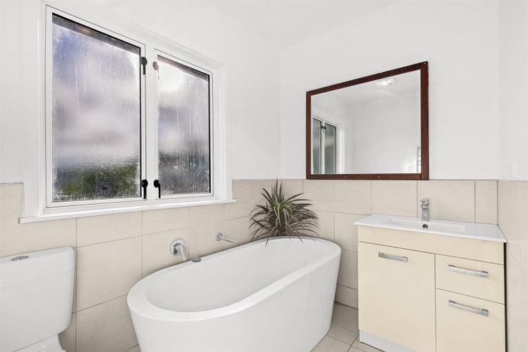 Photo of property in 2 Rere Place, Parakai, 0830