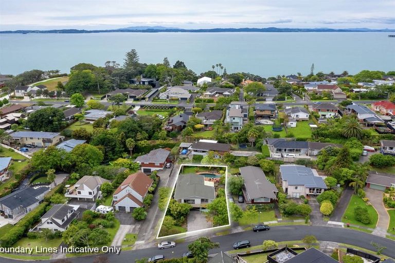 Photo of property in 27 Pickwick Parade, Mellons Bay, Auckland, 2014