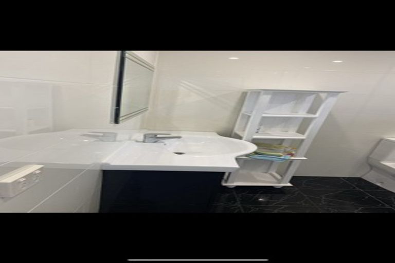 Photo of property in 2/1020 East Coast Road, Fairview Heights, Auckland, 0630