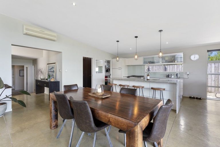 Photo of property in 19 Springdale Grove, Fitzherbert, Palmerston North, 4410