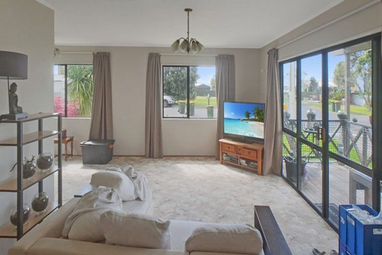 Photo of property in 9 Karawa Place, Kawakawa Bay, Papakura, 2585