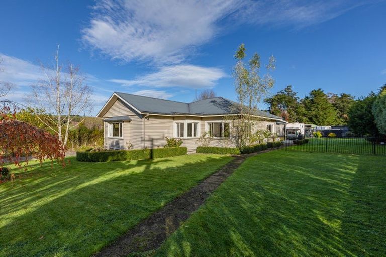 Photo of property in 16 Abbotsford Road, Waipawa, 4210