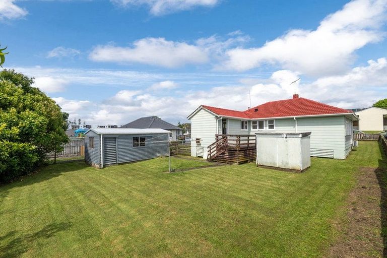 Photo of property in 73 Greenslade Crescent, Northcote, Auckland, 0627