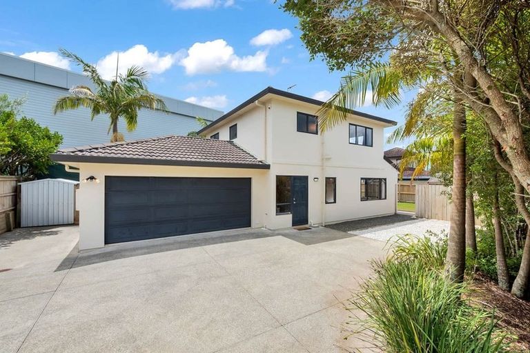 Photo of property in 16 Coventry Way, Long Bay, Auckland, 0630