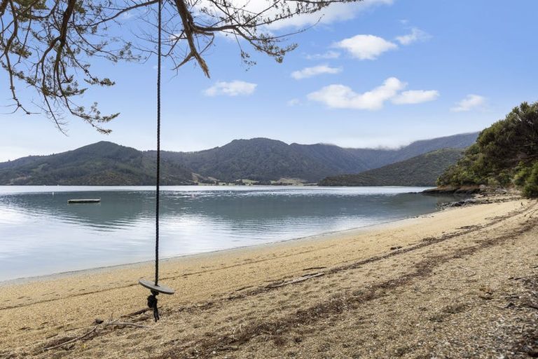 Photo of property in 19 Sandy Bay Road, Black Rock, Picton, 7282