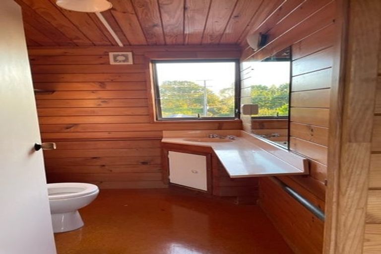 Photo of property in 2 Twin Wharf Road, Herald Island, Auckland, 0618