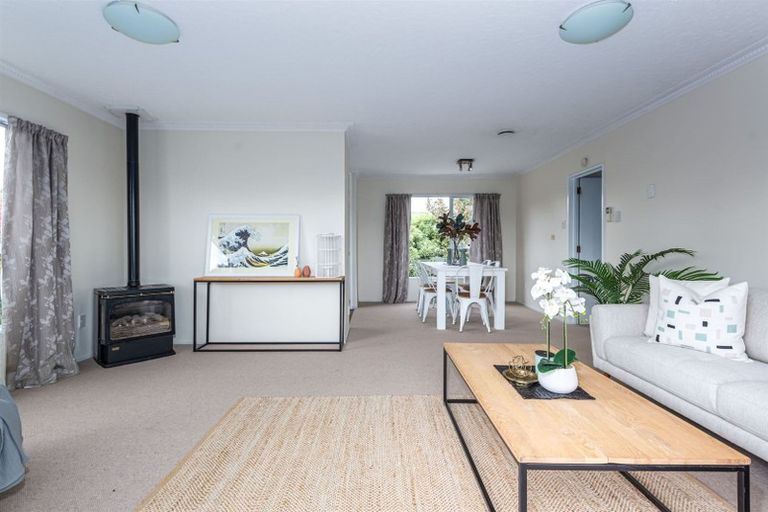 Photo of property in 6 Jenkins Avenue, Redwood, Christchurch, 8051